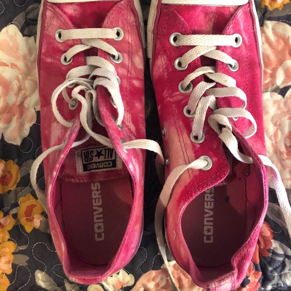 Size 9 Women’s Pink Stain Wash Converse